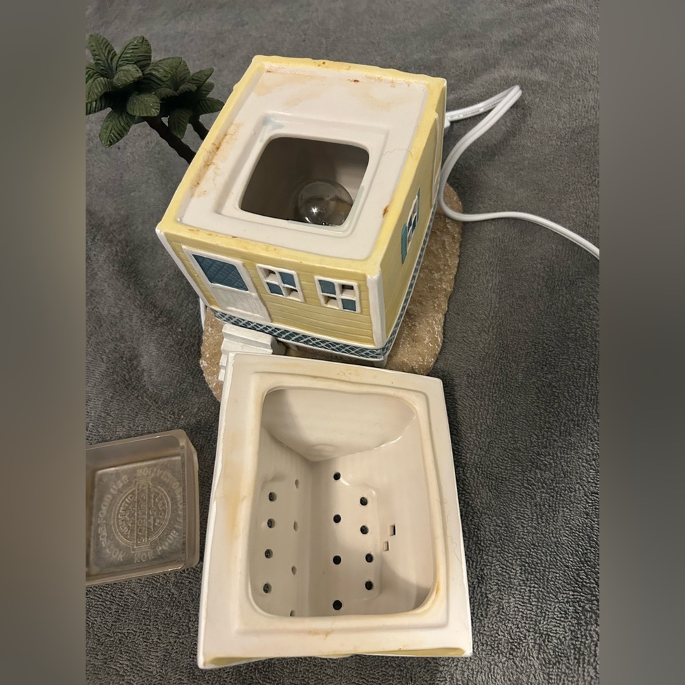 Scentsy Beach Bungalow Warmer with original box. - Picture 8 of 8